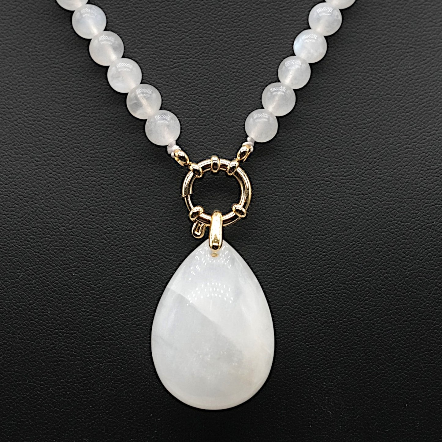 Collier boule en Pierre de lune bleutée A attache bouée en acier doré avec pendentif - Foliesbijoux