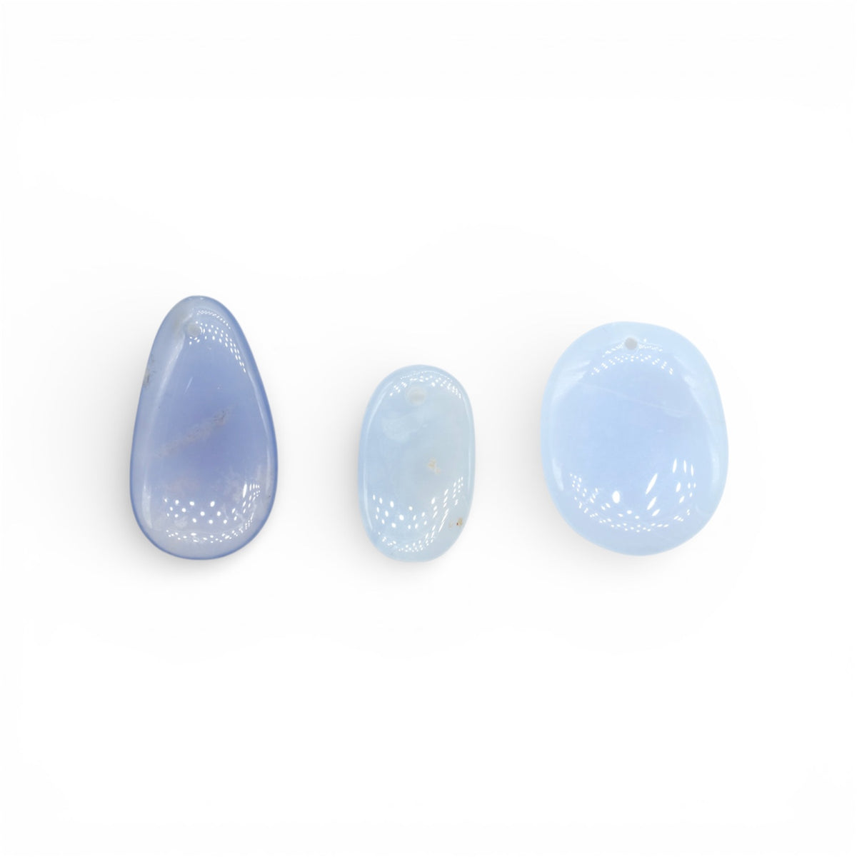 Pendentif Calcédoine bleue translucide forme libre aléatoire percé devant