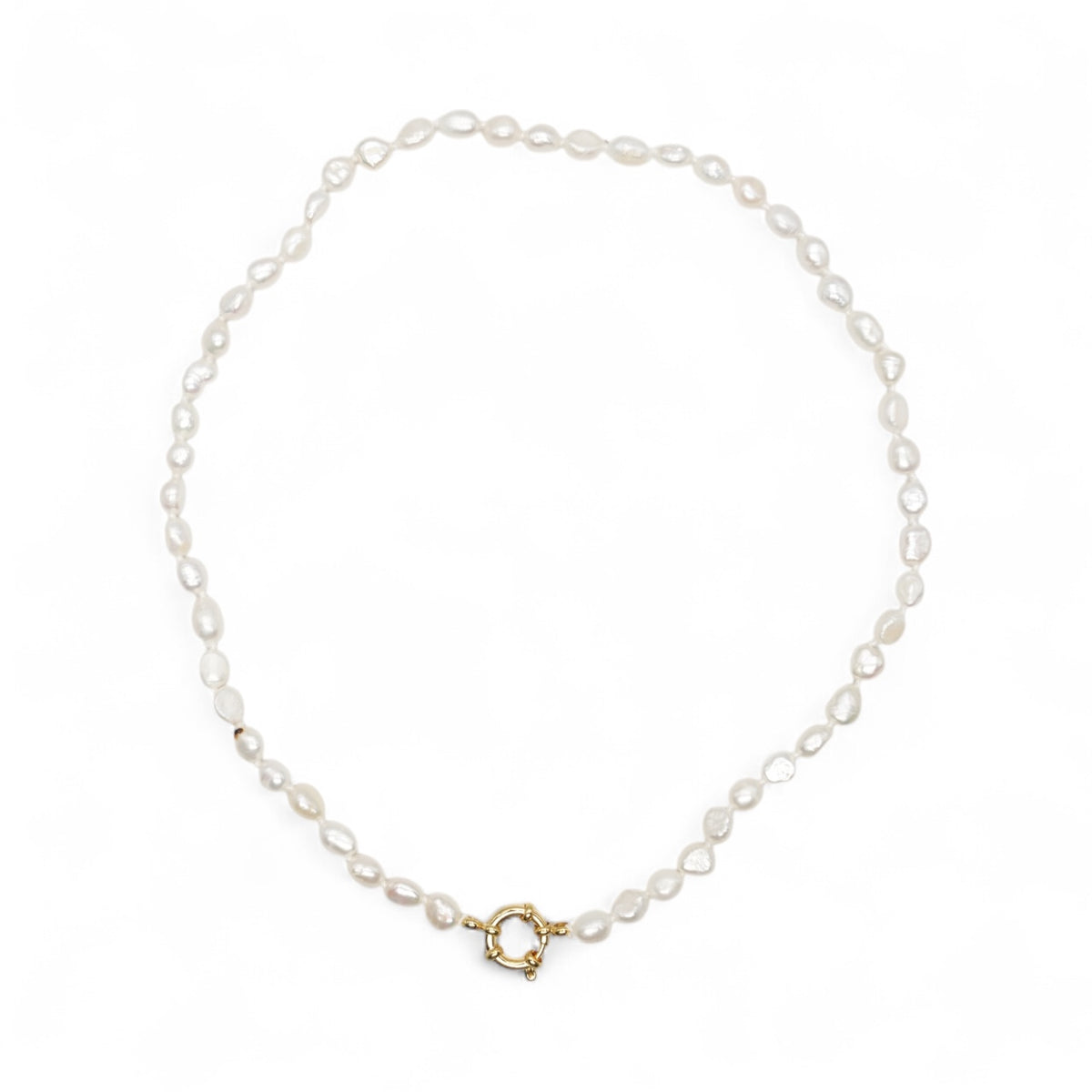 Collier en perles d’eau douce 5-6 mm attache bouée en acier doré numéro 8