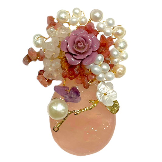 Broche fleurie en tourmaline rose, quartz rose et perle de rivière (Exemplaire unique)