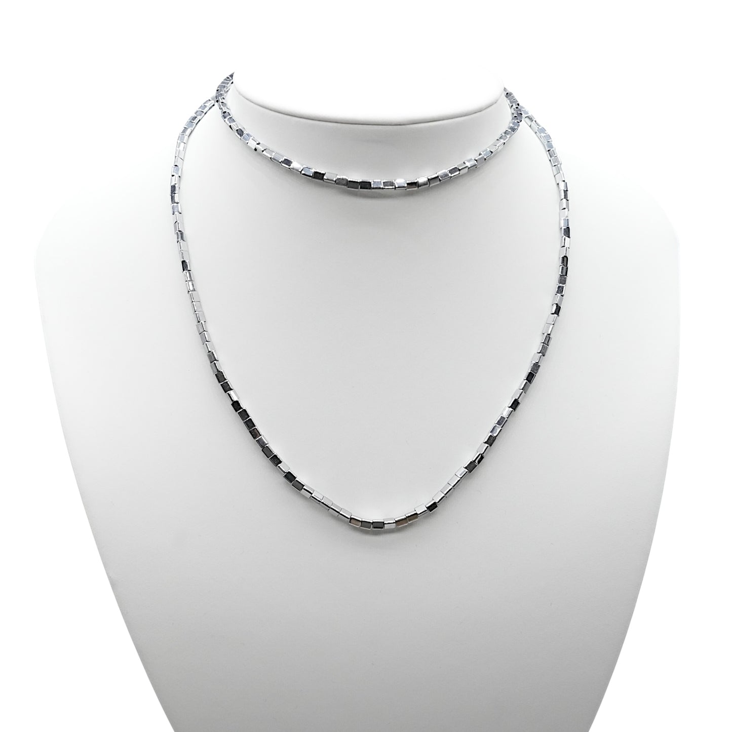 Collier sautoir 70 cm Hématite electroplaquée argenté 4mm forme triangle CHA-3