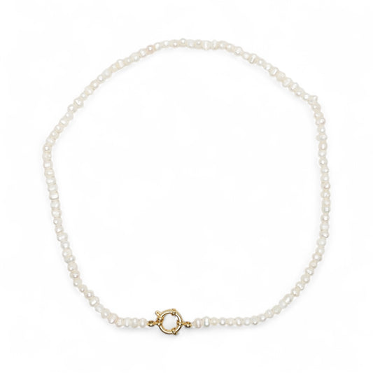 Collier en perles d’eau douce 4-5 mm attache bouée en acier doré numero 2