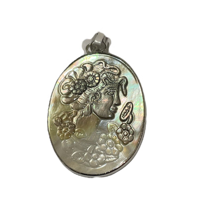 Pendentif camée femme en nacre d'abalone noire et blanche