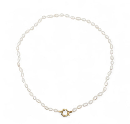 Collier en perles d’eau douce 5-5.5 mm attache bouée en acier doré numéro 9