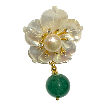 Broche fleurie en agate verte et perle de rivière (Exemplaire unique)