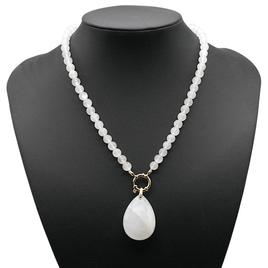 Collier boule en Pierre de lune bleutée A attache bouée en acier argenté avec pendentif