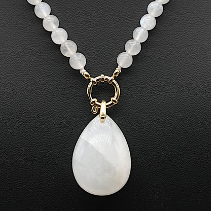 Collier boule en Pierre de lune bleutée A attache bouée en acier argenté avec pendentif