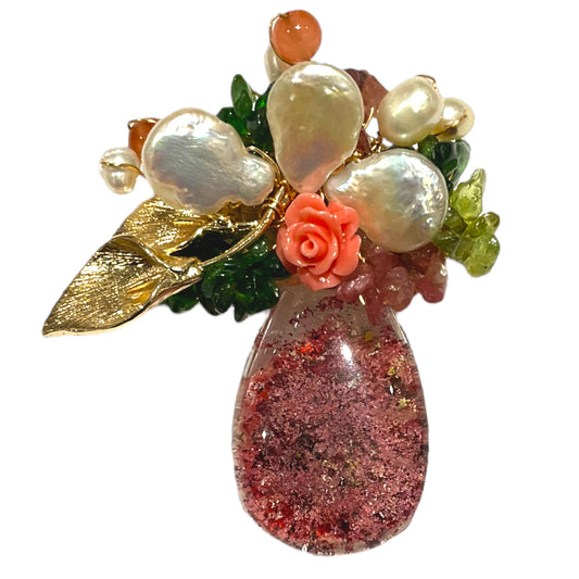 Broche fleurie en quartz fantôme  et perle de rivière (Exemplaire unique)