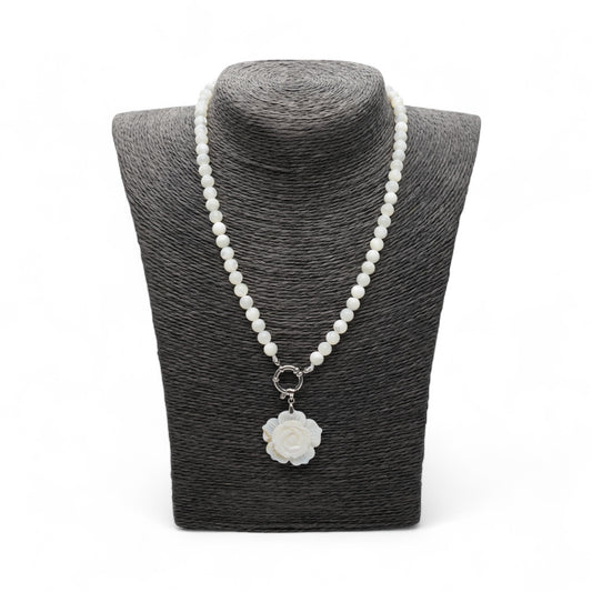 Collier boule en nacre attache bouée en acier argenté avec pendentif fleur