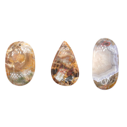 Pendentif Bois fossilé forme aléatoire percé devant