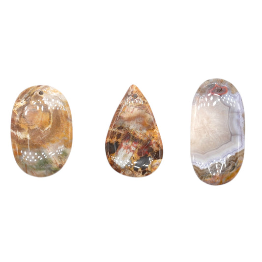 Pendentif Bois fossilé forme aléatoire percé devant