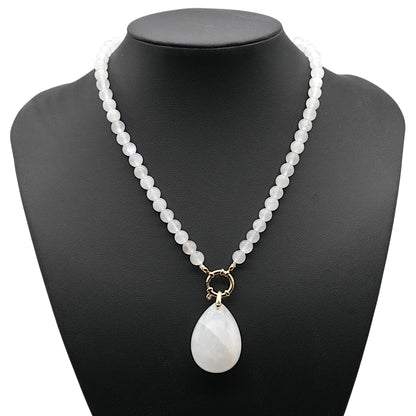 Collier boule en Pierre de lune bleutée A attache bouée en acier doré avec pendentif