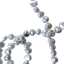 Load image into Gallery viewer, Collier en perles d’eau douce gris G-10
