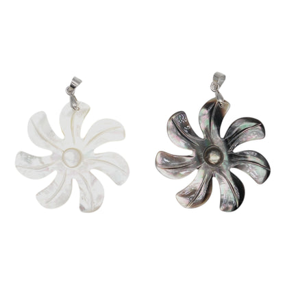 Pendentif fleur forme moulin à vent en nacre