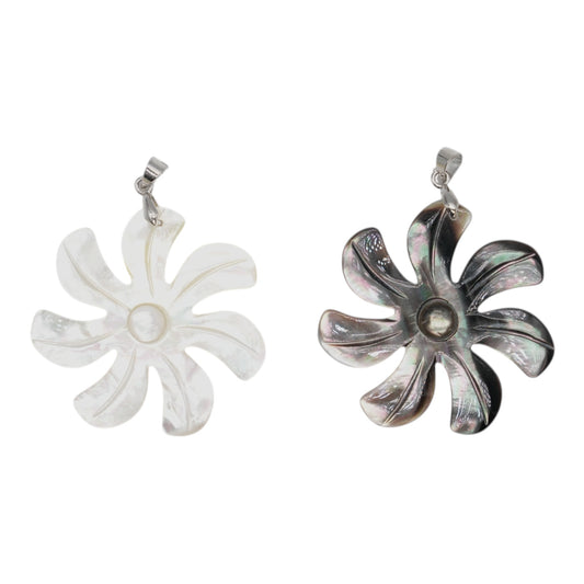 Pendentif fleur forme moulin à vent en nacre