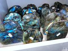 Load image into Gallery viewer, Morceau Labradorite A semi-brute
