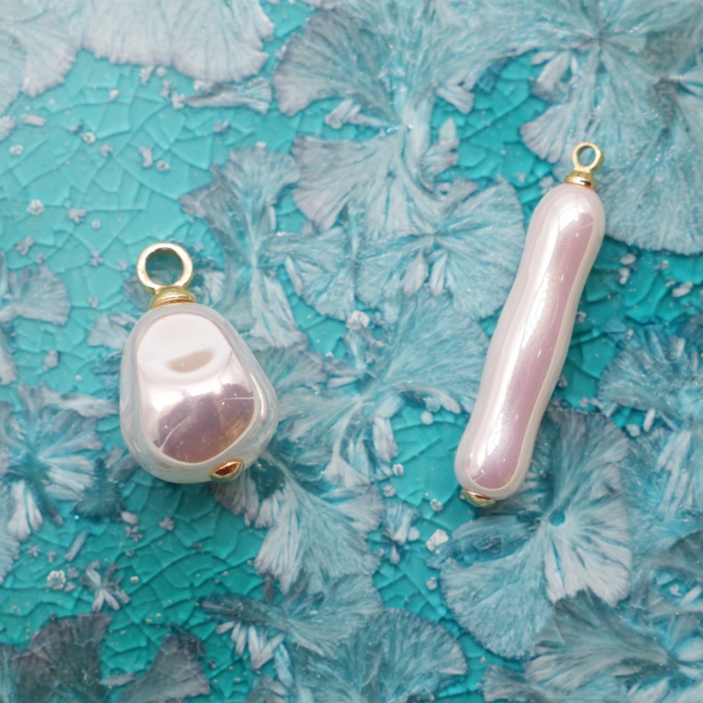 5 Breloques/Pendentifs Perles de Nacre irisée – Finition Laiton Double Rhodié (11 formes disponibles)