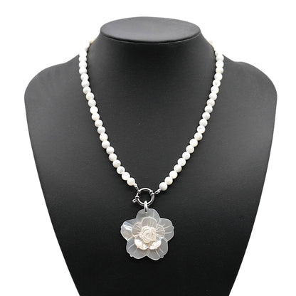 Collier boule en nacre attache bouée en acier argenté avec pendentif fleur