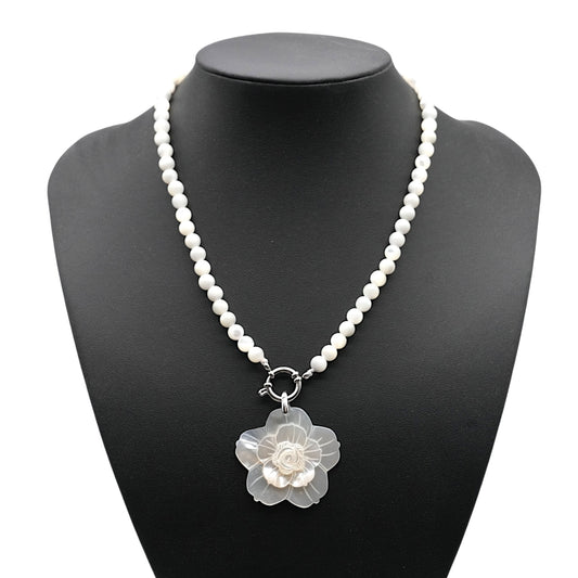 Collier boule en nacre attache bouée en acier argenté avec pendentif fleur