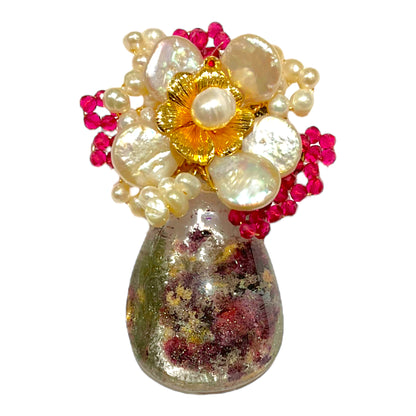 Broche fleurie en Rubis, Quartz fantôme et perle de rivière (Exemplaire unique)