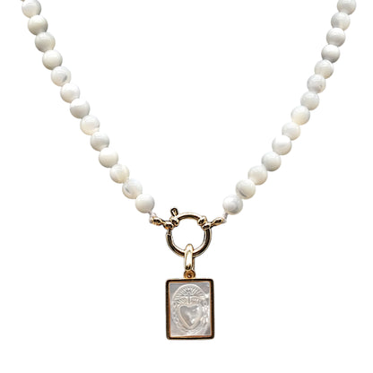 Collier boule en nacre attache bouée en acier doré avec pendentif rectangle