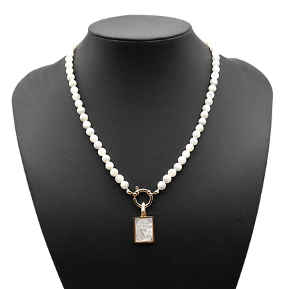 Collier boule en nacre attache bouée en acier doré avec pendentif rectangle