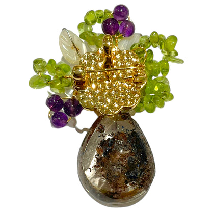 Broche fleurie en quartz fantôme, péridot, améthyste et perle de rivière (Exemplaire unique)