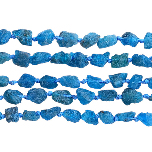 Fil de perle forme libre Apatite bleue brute 6-8 mm (référence 105)