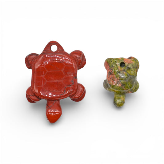 Pendentif Tortue (pierre naturelle choisie aléatoirement — 2 tailles disponibles) percé devant