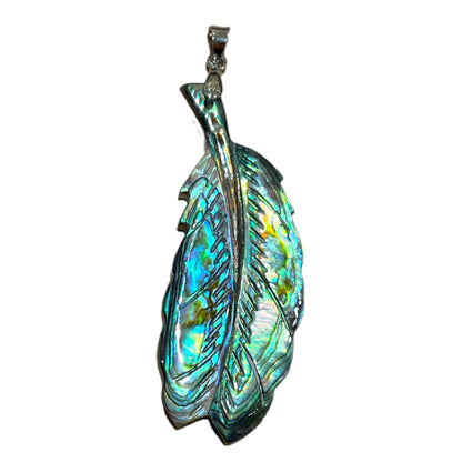 Pendentif plume en nacre et coquille d’ormeaux