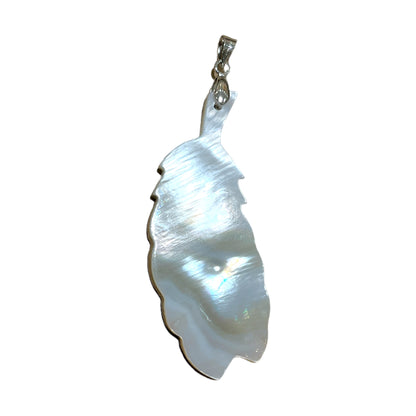 Pendentif plume en nacre et coquille d’ormeaux