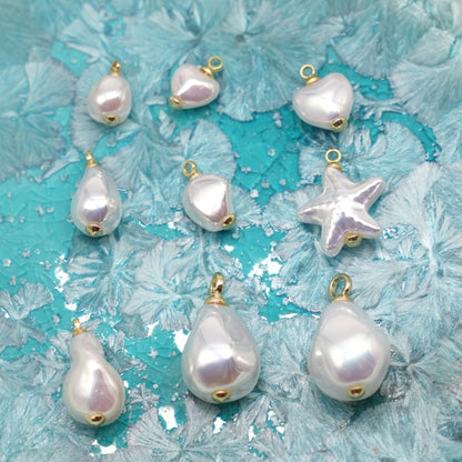 5 Breloques/Pendentifs Perles de Nacre irisée – Finition Laiton Double Rhodié (11 formes disponibles)