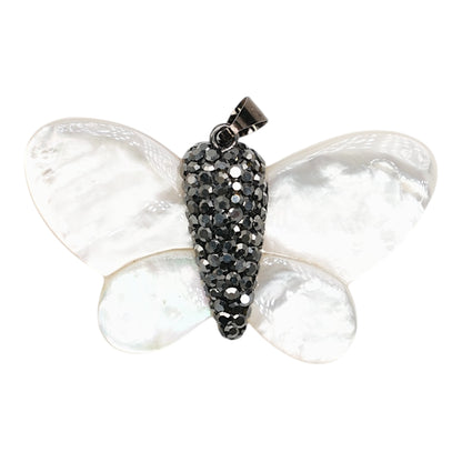 Pendentif avec strass noir forme papillon en nacre