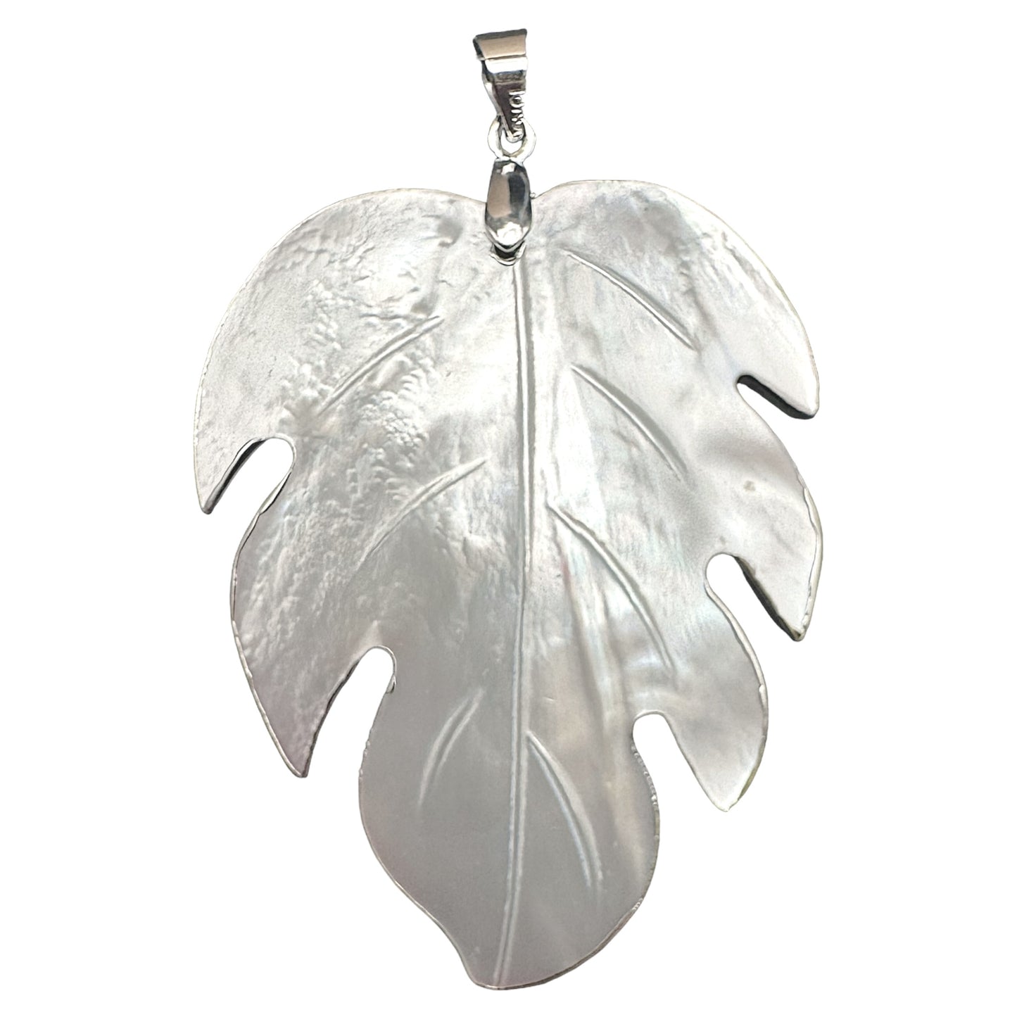 Pendentif feuille en nacre orné