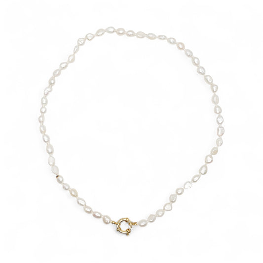 Collier en perles d’eau douce 5-6 mm attache bouée en acier doré numéro 8