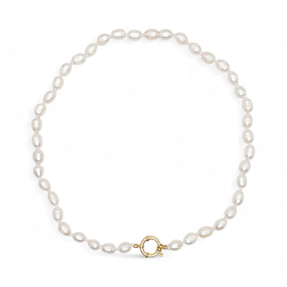 Collier en perles d’eau douce 7-8 mm attache bouée en acier doré numéro 16