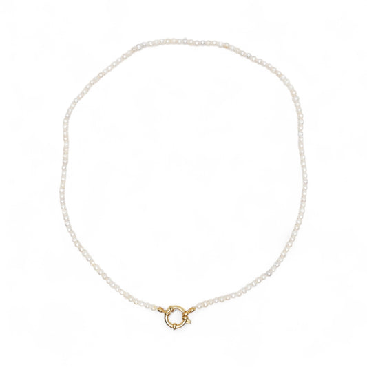 Collier en perles d’eau douce 4-4.5 mm attache bouée en acier doré numero 4