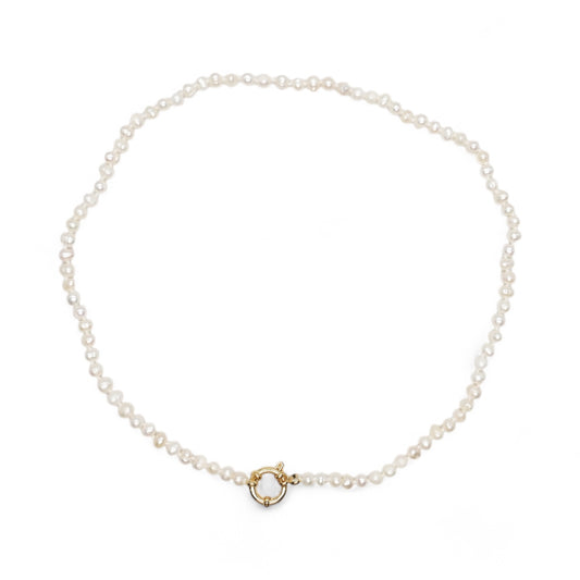 Collier en perles d’eau douce 4-4.5 mm attache bouée en acier doré numero 7