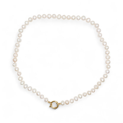 Collier en perles d’eau douce 8-9 mm attache bouée en acier doré numero 17