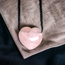 Charger l&#39;image dans la galerie, Grand Pendentif Quartz rose forme cœur trou latéral
