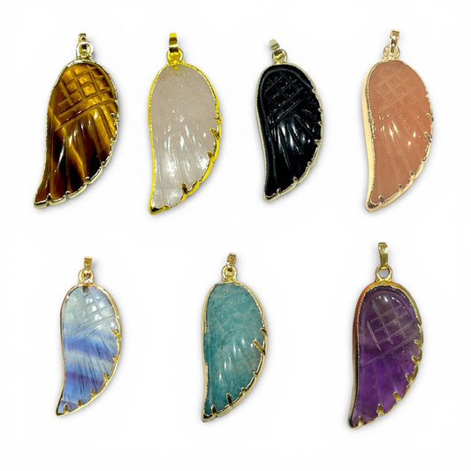 Pendentif en aile contour en laiton dorée ou argentée (7 pierres disponible)