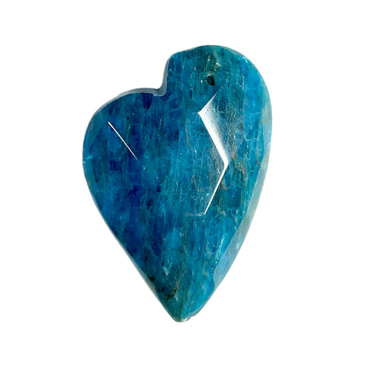 Pendentif forme cœur facetté apatite bleue percé devant