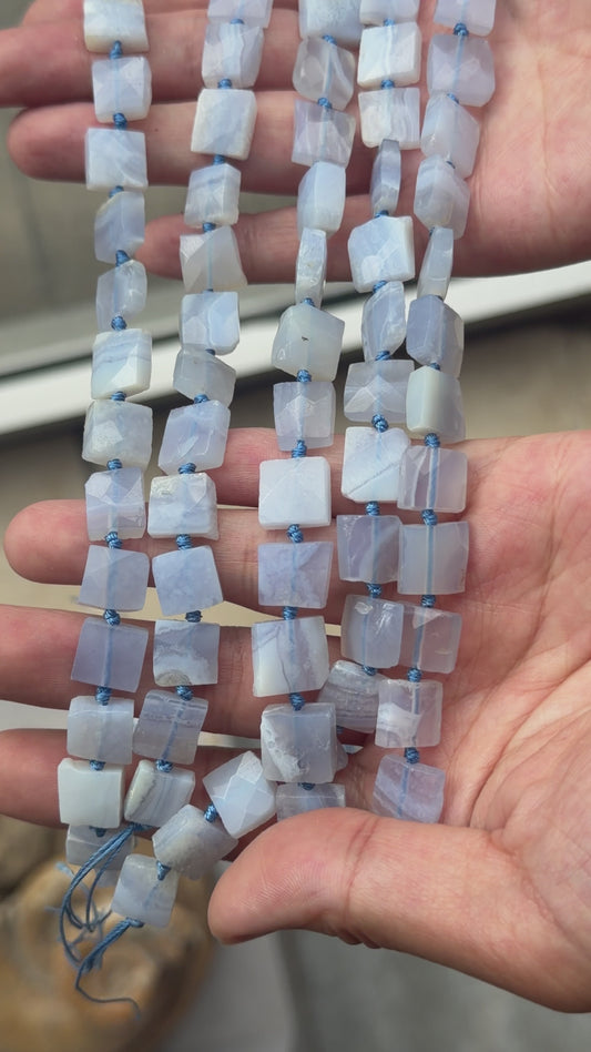 Fil de perle forme libre Calcédoine bleue carré plat 10x10 mm (référence 81)
