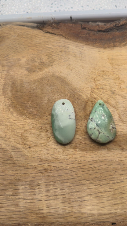 Pendentif Chrysoprase (Jade d’Australie) forme libre aléatoire percé devant