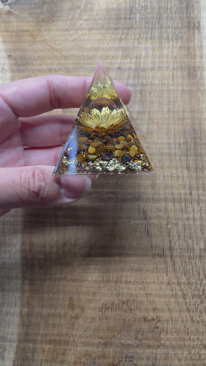 Pyramide Orgonite Lotus Oeil de tigre spécial protection 5x5 cm