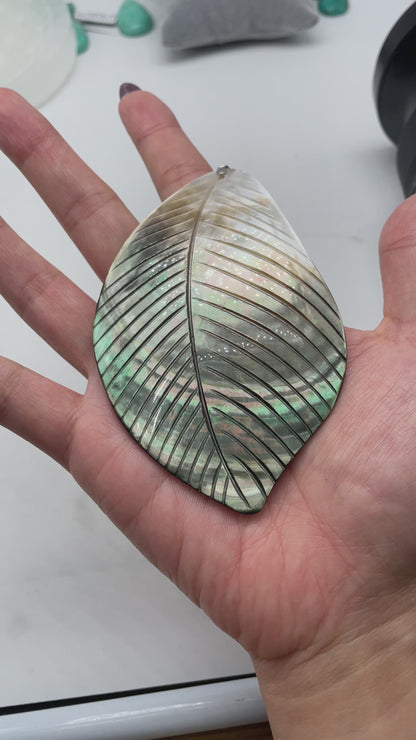 Énorme pendentif feuille noire en nacre d’abalone