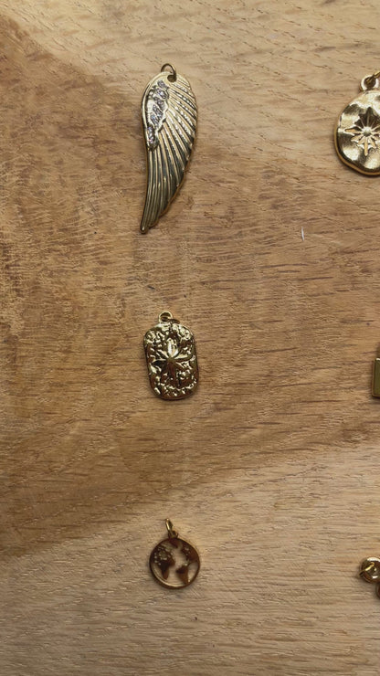 5 Breloques/Pendentifs en acier inoxydable dorée (9 modèles disponible)