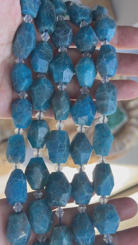 Fil de perle forme libre 18x25 mm ovale facetté Apatite bleue intercalaire perles de cristal de roche (référence 106)