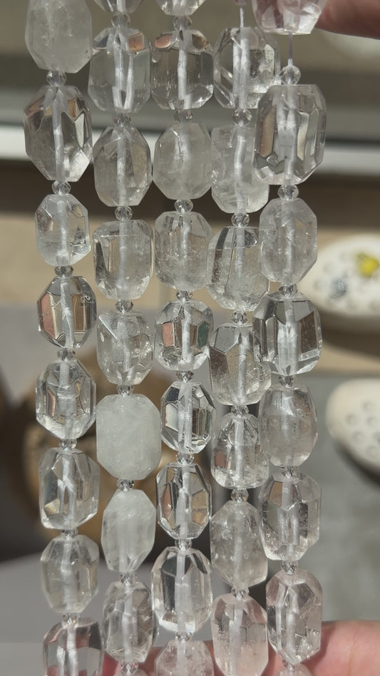 Fil de perle forme libre facetté Cristal de roche avec perles intercalaires 15x20 mm (référence 25)