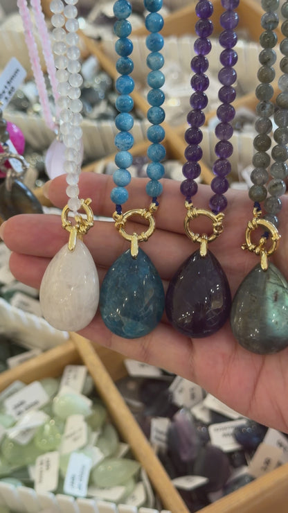 Pendentif forme goutte percé devant (53 pierres différentes) (bélière non incluse) NEW RESTOCK